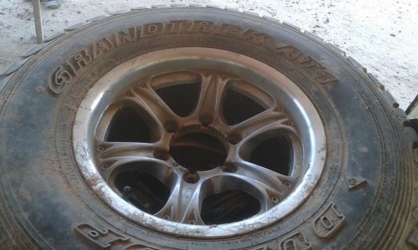 ขาย 7000 บาท   ยางพร้อมแม็กขอบ15     6 รู