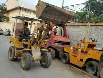 จัดวีดีโอมาให้ชมแล้วนะครับ รถตักล้อยาง KOMATSU WA20 แบบเอวอ่อน ขับเคลื่อน 4 ล้อ