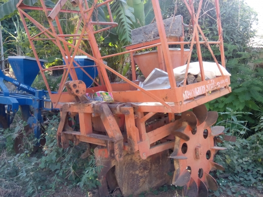 เครื่องปลูกอ้อย ใส่รถไถใหญ่