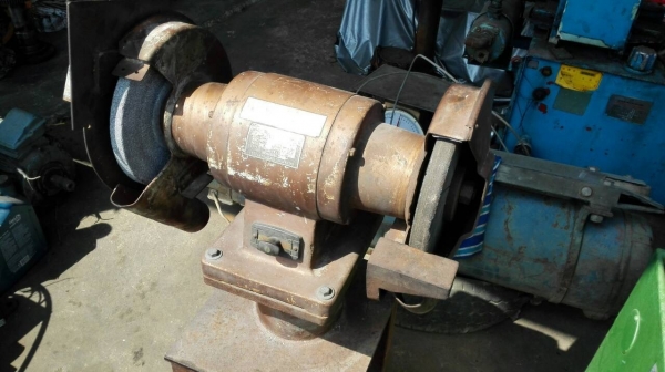 ====== Sold Out!! ====== มอเตอร์หินเจียรไฟฟ้า ZENYA JAPAN มอเตอร์ 1 HP. 380V. หินขัด 10" พร้อมแท่นตั้งพื้น สภาพสวย วิ่งเงียบพร้อมใช้งาน.