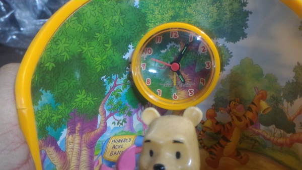 นาฬิกา disney หมีพูห์ ฐานที่เป็นหมีพูห์ หมุนได้พร้อมเสียงเพลงหน้าปัดสวย