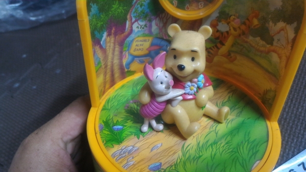 นาฬิกา disney หมีพูห์ ฐานที่เป็นหมีพูห์ หมุนได้พร้อมเสียงเพลงหน้าปัดสวย