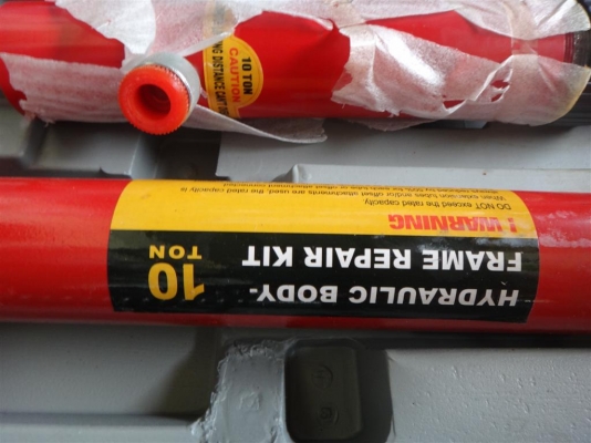 ขายแม่แรงแบบไฮโดรลิค 10 ตัน พร้อมกล่องเก็บมีล้อ