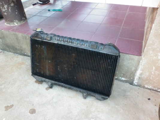 ขายหม้อน้ำพร้อมโกร่งเเละพัดลมไฟฟ้าเครื่อง 1J GE ถอดมาจาก BENZ 190E