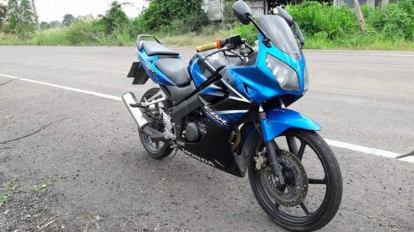 ขาย cbr 150 เล่มทะเบียนพร้อม เครื่องดี พร้อมใช้ ราคา 23,500 บาท โทร 0872016577 ขาย cbr 150 เล่มทะเบียนพร้อม เครื่องดี พร้อมใช้ ราคา 23,500 บาท โทร 0872016577