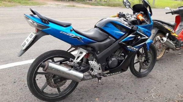 ขาย cbr 150 เล่มทะเบียนพร้อม เครื่องดี พร้อมใช้ ราคา 23,500 บาท โทร 0872016577 ขาย cbr 150 เล่มทะเบียนพร้อม เครื่องดี พร้อมใช้ ราคา 23,500 บาท โทร 0872016577