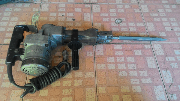 ขายด่วนสะกัดคอนกรีต MAKITA HM1201 ขายด่วนสะกัดคอนกรีต MAKITA HM1201