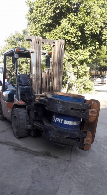 รถยก งาหนีบกลม เสาเข้าตู้ รถยก งาหนีบกลม เสาเข้าตู้