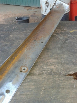 ขายกันชนหน้าดัทสัน 620สภาพตามรูป ของใหม่เก่าเก็บมีสนิมนิดหน่อยไม่บุบครับ ราคา 1900บาท