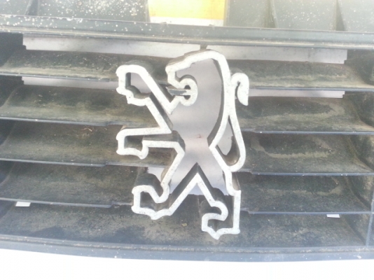 กระจังหน้า เปอร์โย 305 กระจังหน้า เปอร์โย 305