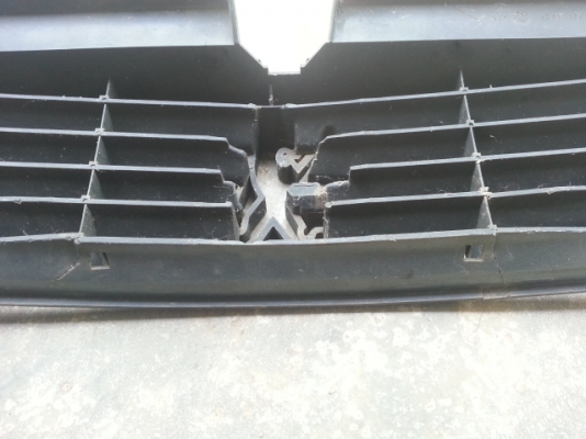 กระจังหน้า เปอร์โย 305 กระจังหน้า เปอร์โย 305