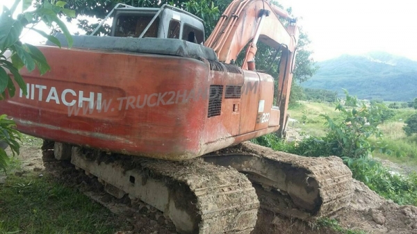 รถแบคโฮ HITACHI EX 200 สภาพพร้อมใช้งาน