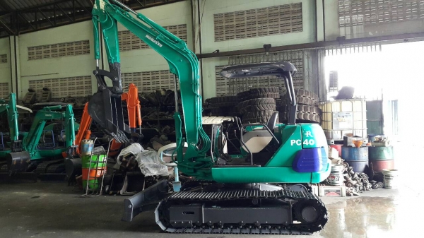 ขาย รถขุด KOMATSU รุ่น PC40-7- มือสองญี่ปุ่น แทร็กเหล็ก คอนโทรลสั้น สลักแน่นทั้งหมด คันนี้ มีไลน์ใส่หัวกระแทกได้ เอวแน่นสุดๆ มือถือ/LINE ID : 0818753444