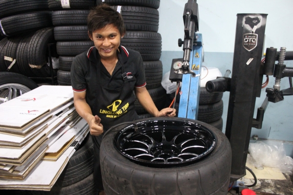 NITTO NT01 275/35R18 เส้นละ 12,000 บาท