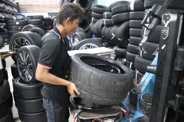 NITTO NT01 275/35R18 เส้นละ 12,000 บาท