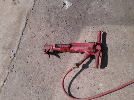 ปั้มลมแอร์แมน PDS 125 S พร้อมหัวแย็กปูนและสายลมพร้อมใช้