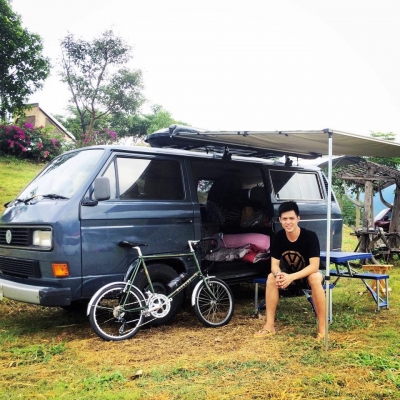 ขายvw t3 ปี1988 เครื่องเดิม หัวฉีด 2100cc เกียร์ธรรมดา ระบายความร้อนด้วยน้ำ มีหม้อน้ำ ขับทางไกลสบาย วิ่งร้อยกว่า แอร์เย็น เครื่องดีมากๆ รถเดิมๆทั้งคันสีเทาเดิม ประวัติดีมากๆครับ เจ้าของมือเดียว คุณลุงอายุ77ปี เป็นผู้บริหารบริษัทใหญ่ มีรถหลายคัน จอดในโรงรถ