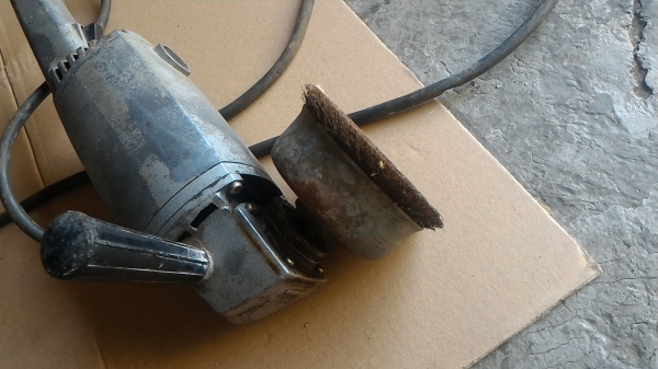 เครื่องเจียร Makita แบบมือจับขนาด 5 นิ้ว จากญี่ปุ่น ใส่แปรงลวดขัดติดมาด้วย ถอดเปลี่ยนใช้งานได้ ขัด เจียร ตัด