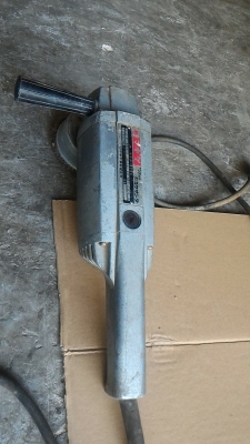 เครื่องเจียร Makita แบบมือจับขนาด 5 นิ้ว จากญี่ปุ่น ใส่แปรงลวดขัดติดมาด้วย ถอดเปลี่ยนใช้งานได้ ขัด เจียร ตัด