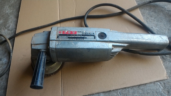 เครื่องเจียร Makita แบบมือจับขนาด 5 นิ้ว จากญี่ปุ่น ใส่แปรงลวดขัดติดมาด้วย ถอดเปลี่ยนใช้งานได้ ขัด เจียร ตัด