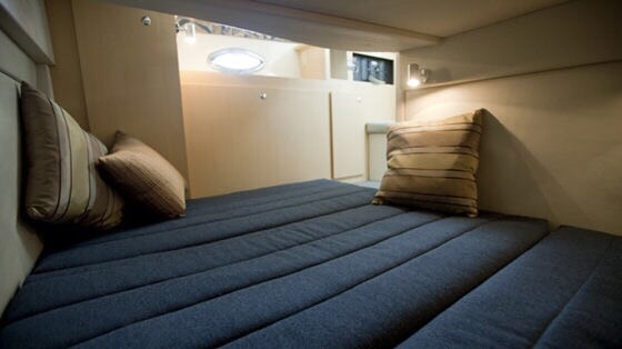 เรือ Bayliner 355 ปี 2013 เครื่อง Mercuser 5.0 ( 260 hpx2 ) เรือใช้ไม่เกิน 150ชม. Gennerator 5kw usa