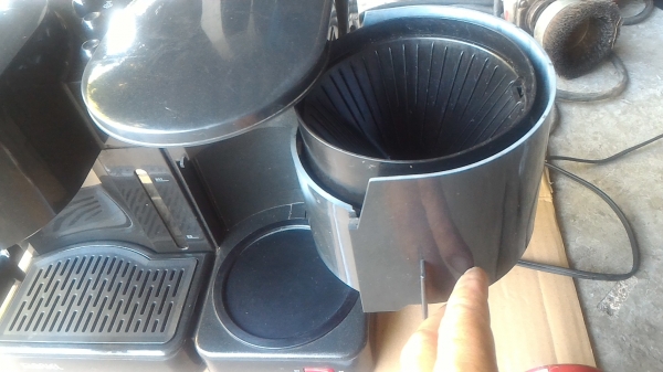 เครื่องชงกาแฟเอนกประสงค์  BRIEL สามารถชงได้ทั่งกาแฟสดแบบเป็นแก้วๆ และ กาแฟสำเร็จรูปเป็นโถพร้อมอุ่นตลอดเวลา