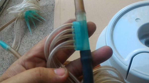 เครื่องรดน้ำหรือจ่ายต้นไม้ แบบตั้งปริมาณการจ่ายน้ำได้ ที่ตัวเครื่องและที่หัวจ่ายก้อปรับปริมาณได้ตามความต้องการ