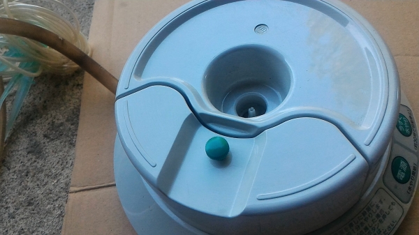 เครื่องรดน้ำหรือจ่ายต้นไม้ แบบตั้งปริมาณการจ่ายน้ำได้ ที่ตัวเครื่องและที่หัวจ่ายก้อปรับปริมาณได้ตามความต้องการ