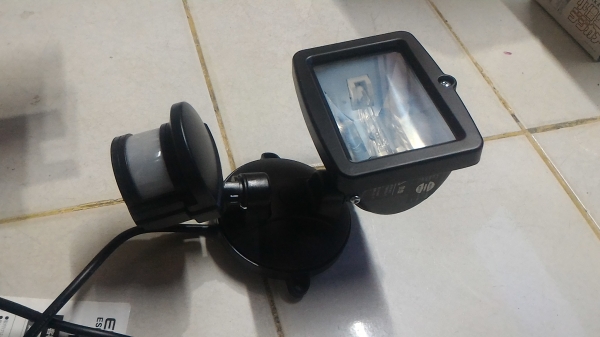 ชุดตรวจจับความเคลื่อนไหว ELPA พร้อมโคมไฟ 150 W.ส่องสว่านเปิดเองเมื่อตรวจพบการเคลื่อนไหว