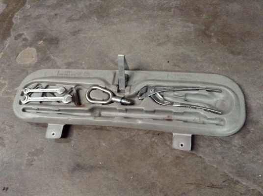 กล่องเครื่องมือฝาท้ายBMW E36 เครื่องมือ 5 ชิ้น 500 บาท สามเหลี่ยมลำโพงไฟเบอร์ 1000  ที่วางแก้วน้ำไฟเบอร์ 1000