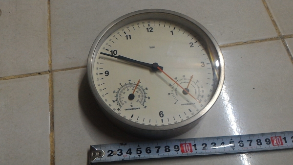 นาฬิกาแสดงอุณหภูมิและความชื่นแบบแขวน bai  ขนาดโต 15 ซม.