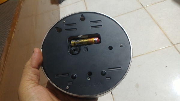 นาฬิกาแสดงอุณหภูมิและความชื่นแบบแขวน bai  ขนาดโต 15 ซม.