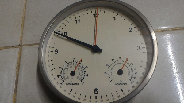 นาฬิกาแสดงอุณหภูมิและความชื่นแบบแขวน bai  ขนาดโต 15 ซม.