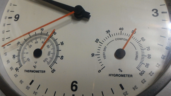 นาฬิกาแสดงอุณหภูมิและความชื่นแบบแขวน bai  ขนาดโต 15 ซม.