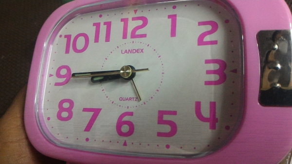 นาฬิกาปลุกตั้งโต็ะ  มีไฟกดดูได้ มองเห็นชัดเจน ตัวค่อนข้างใหญ่ ( ตัวละ 200 บาท )