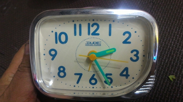 นาฬิกาปลุกตั้งโต็ะ  มีไฟกดดูได้ มองเห็นชัดเจน ตัวค่อนข้างใหญ่ ( ตัวละ 200 บาท )