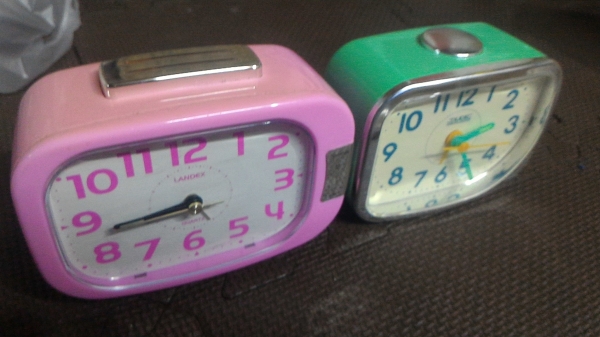 นาฬิกาปลุกตั้งโต็ะ  มีไฟกดดูได้ มองเห็นชัดเจน ตัวค่อนข้างใหญ่ ( ตัวละ 200 บาท )