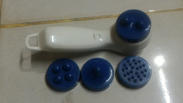 เครื่องนวดสั่น APULE แบบสั่นมีหัวเปลี่ยนหลายแบบ ใช้ถ่านแค่สองก้อน