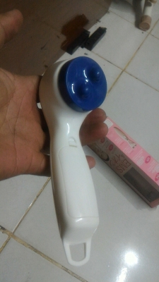 เครื่องนวดสั่น APULE แบบสั่นมีหัวเปลี่ยนหลายแบบ ใช้ถ่านแค่สองก้อน