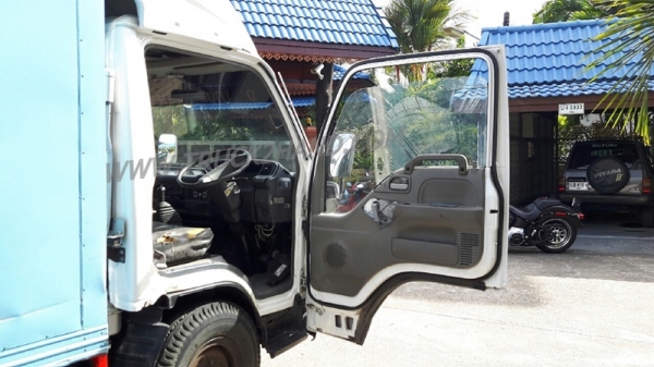 รถบรรทุก ตู้แห้ง ISUZU NKR กระบะยาว 3.20 เมตร มีแอร์ 100 แรงม้า