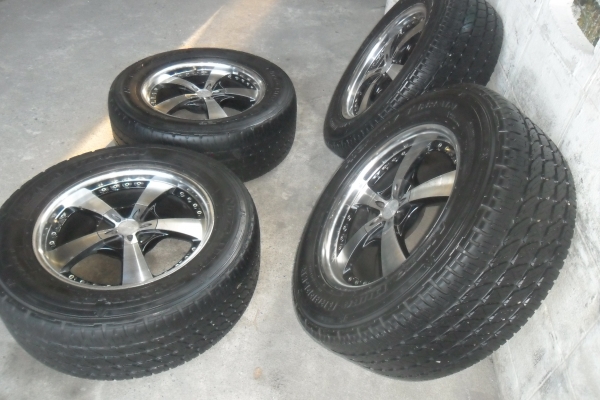 ล้อแม็ก18นิ้ว6รู พร้อมยาง สวยๆ 4 ล้อ ราคา 8400 บาท