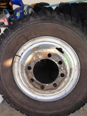 ขายกะทะล้อพร้อมยาง 10.00 -20 ขายกะทะล้อพร้อมยาง 10.00 -20