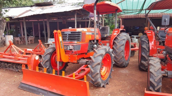 รถแทรกเตอร์มือสอง M5000 สวยๆเดิมๆทุกจุด ทนคุ้มค่าสุดๆ ใบมีดดันดิน ผานพรวน320,000บ. รถสวยสภาพดี ราคาถูก  ต้นทุนต่ำ ที่เพชรรุ่งเรือง แทร็กเตร์ มีให้เลือกกันหลายรุ่นครับ