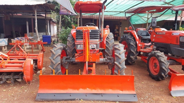 รถแทรกเตอร์มือสอง M5000 สวยๆเดิมๆทุกจุด ทนคุ้มค่าสุดๆ ใบมีดดันดิน ผานพรวน320,000บ. รถสวยสภาพดี ราคาถูก  ต้นทุนต่ำ ที่เพชรรุ่งเรือง แทร็กเตร์ มีให้เลือกกันหลายรุ่นครับ