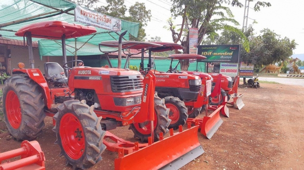 รถแทรกเตอร์มือสอง M5000 สวยๆเดิมๆทุกจุด ทนคุ้มค่าสุดๆ ใบมีดดันดิน ผานพรวน320,000บ. รถสวยสภาพดี ราคาถูก  ต้นทุนต่ำ ที่เพชรรุ่งเรือง แทร็กเตร์ มีให้เลือกกันหลายรุ่นครับ