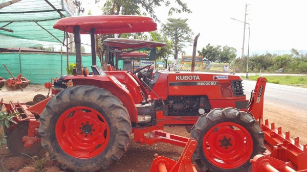 รถแทรกเตอร์มือสอง M5000 สวยๆเดิมๆทุกจุด ทนคุ้มค่าสุดๆ ใบมีดดันดิน ผานพรวน320,000บ. รถสวยสภาพดี ราคาถูก  ต้นทุนต่ำ ที่เพชรรุ่งเรือง แทร็กเตร์ มีให้เลือกกันหลายรุ่นครับ
