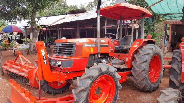รถแทรกเตอร์มือสอง M5000 สวยๆเดิมๆทุกจุด ทนคุ้มค่าสุดๆ ใบมีดดันดิน ผานพรวน320,000บ. รถสวยสภาพดี ราคาถูก  ต้นทุนต่ำ ที่เพชรรุ่งเรือง แทร็กเตร์ มีให้เลือกกันหลายรุ่นครับ