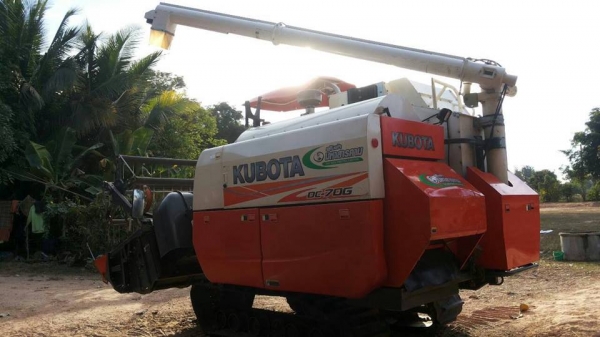 ขายรถเกี่ยวข้าว KUBOTA DC70G ใช้งานน้อย9&times;&times;ชม. ปี57 สภาพพร้อมใช้งาน เอกสารเล่มทะเบียนพร้อมโอน สนใจโทร 090-8588220คุณนะ 093-3258446คุณบิว หรือเข้าดูสินค้าอื่นๆได้ที่ www.truck.in.th/498 หรือเพจFacebook ณรงค์ ซื้อขายรถมือสอง (เว็บไซต์ส่วนตัว) หรื