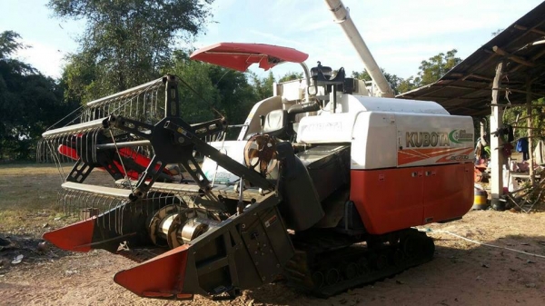 ขายรถเกี่ยวข้าว KUBOTA DC70G ใช้งานน้อย9&times;&times;ชม. ปี57 สภาพพร้อมใช้งาน เอกสารเล่มทะเบียนพร้อมโอน สนใจโทร 090-8588220คุณนะ 093-3258446คุณบิว หรือเข้าดูสินค้าอื่นๆได้ที่ www.truck.in.th/498 หรือเพจFacebook ณรงค์ ซื้อขายรถมือสอง (เว็บไซต์ส่วนตัว) หรื