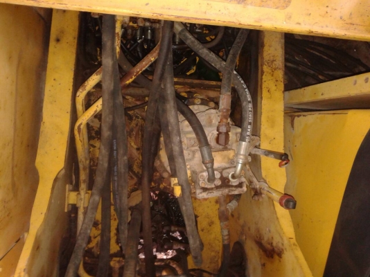 รถแบคโฮ  KOMSTSU  PC 200 - 7  ( รถทำงาน 15,xxx ซม. )     สนใจติดต่อ  081 - 6079515